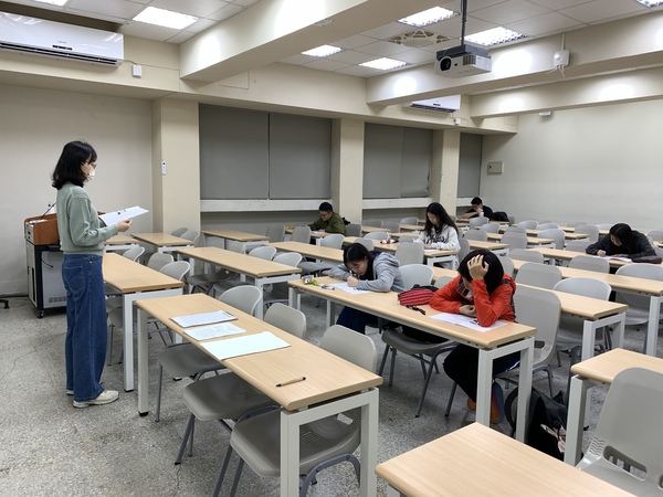 115年4月30日(四)【英文創意寫作比賽】，線上報名於4月24日星期五11:59pm截止(另開新視窗/jpg檔)圖片