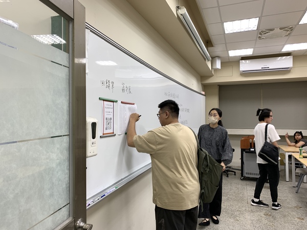 114年4月17日(四)【英文創意寫作比賽】，線上報名於4月11日星期五11:59pm截止(另開新視窗/jpg檔)圖片