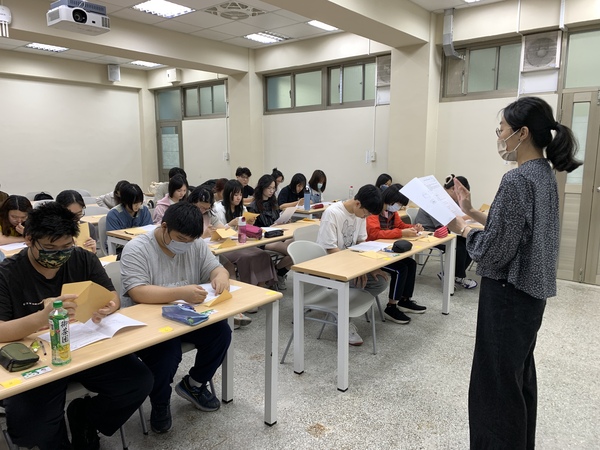 114年4月17日(四)【英文創意寫作比賽】，線上報名於4月11日星期五11:59pm截止(另開新視窗/jpg檔)圖片