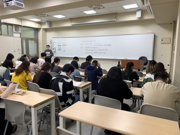 114年4月17日(四)【英文創意寫作比賽】，線上報名於4月11日星期五11:59pm截止(另開新視窗/jpg檔)圖片
