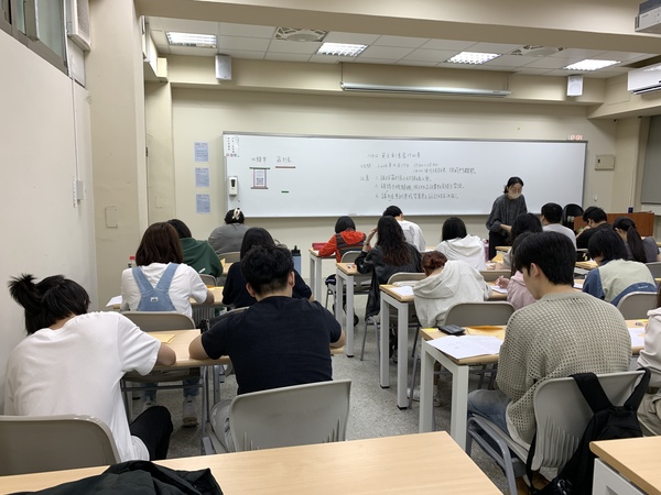 114年4月17日(四)【英文創意寫作比賽】，線上報名於4月11日星期五11:59pm截止(另開新視窗/jpg檔)圖片
