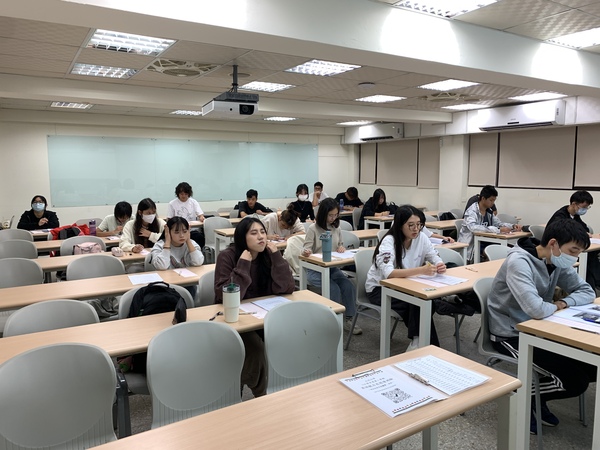 114年11月26-27日(三-四)【英語聽力及閱讀比賽】，即日起至114年11月21日(五)17:00截止報名(另開新視窗/jpg檔)圖片