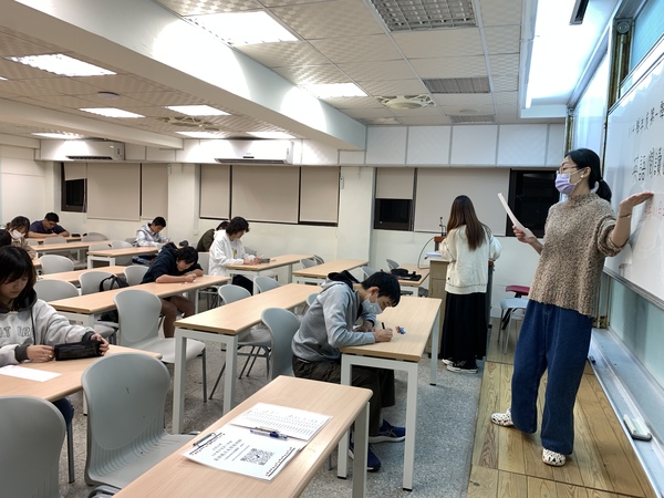 114年11月26-27日(三-四)【英語聽力及閱讀比賽】，即日起至114年11月21日(五)17:00截止報名(另開新視窗/jpg檔)圖片