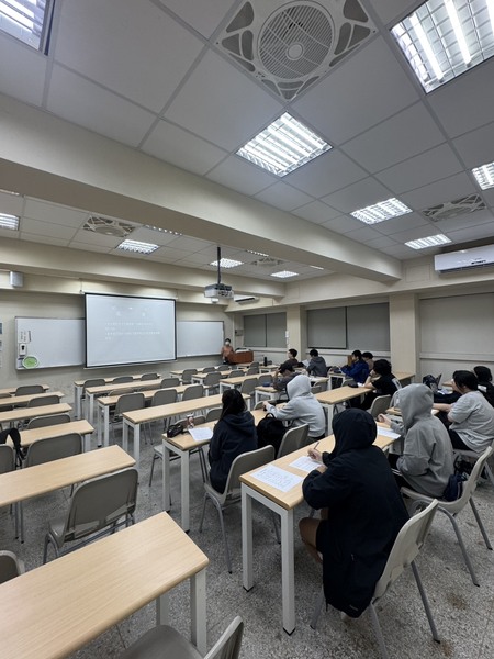 114年11月20日(四)【教師知能講座】英文語料庫在語言研究與教學中的應用(另開新視窗/jpg檔)圖片